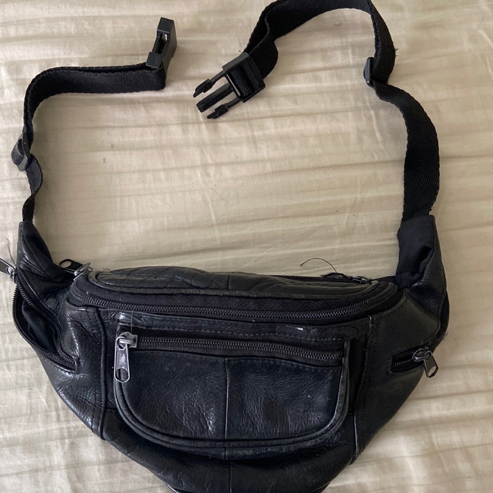 Waist pack. Black leather.